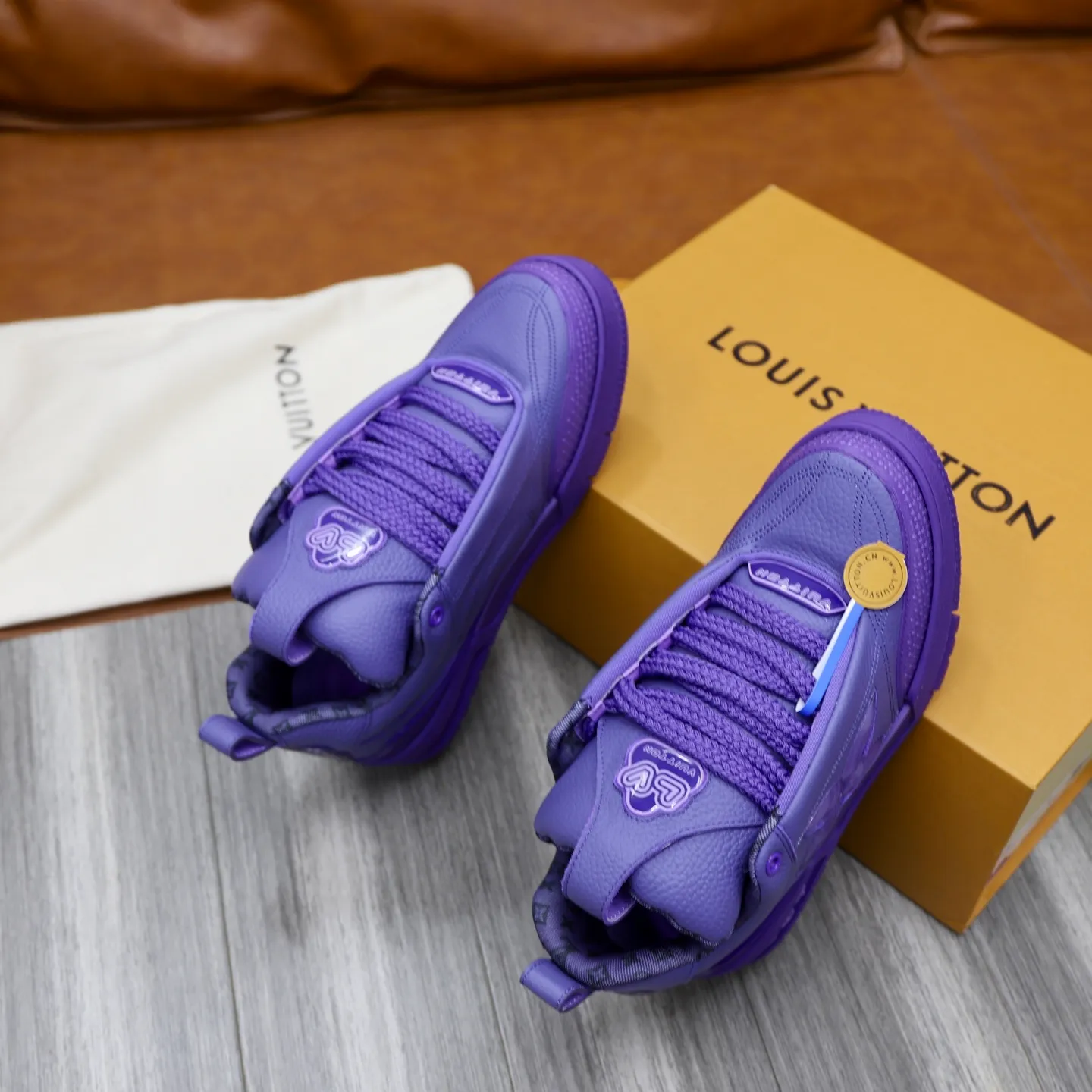 Men's shoes 💰: 860💰 LV Louis Vuitton TRAINER new sneakers are shipped. Louis Vuitton men's artistic director Virgil Abloh took inspiration to create this LV Trainer sneaker. Yingze crystal inlays present a colorful effect, with two gorgeous effect colors to choose from. The LV diamond letter logo badge on the tongue is gorgeous and noble. The LV letters are decorated on the side. The outsole is decorated with a Monogram flower pattern. It shows the trend of elegance and nobility! Men's model: 39-44 (38, 45, 46 customized)